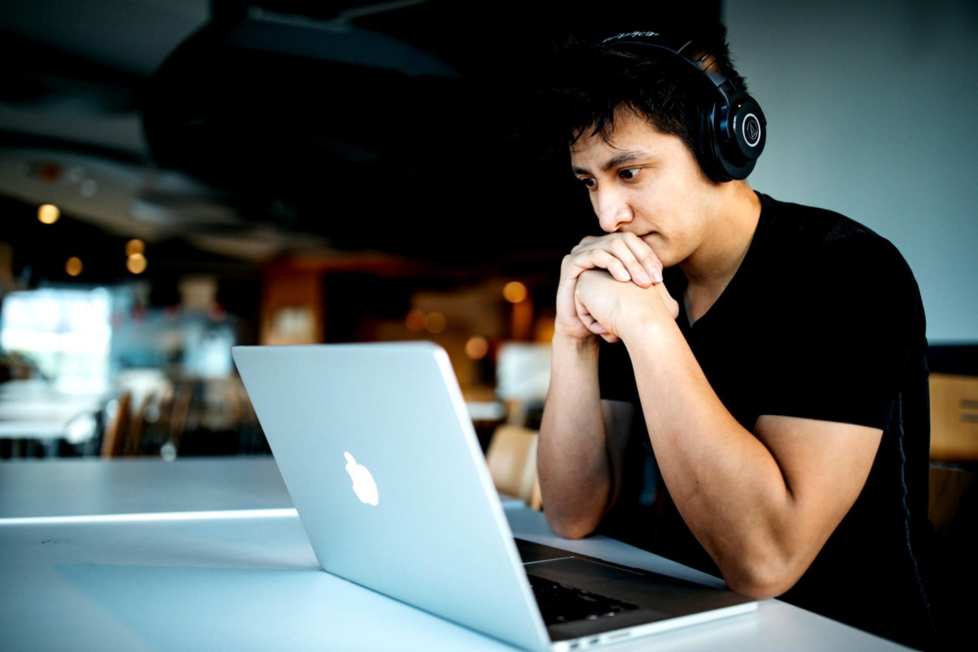 Екип на Art-ncraft работи по подготовка на мастър-класове